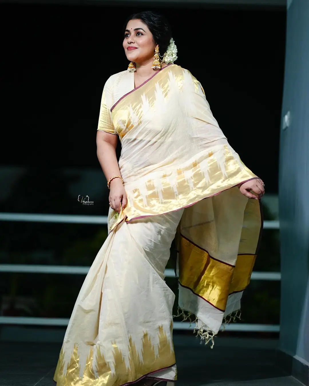 ETV ACTRESS POORNA MESMERIZING LOOKS IN BEAUTIFUL WHITE SAREE 2